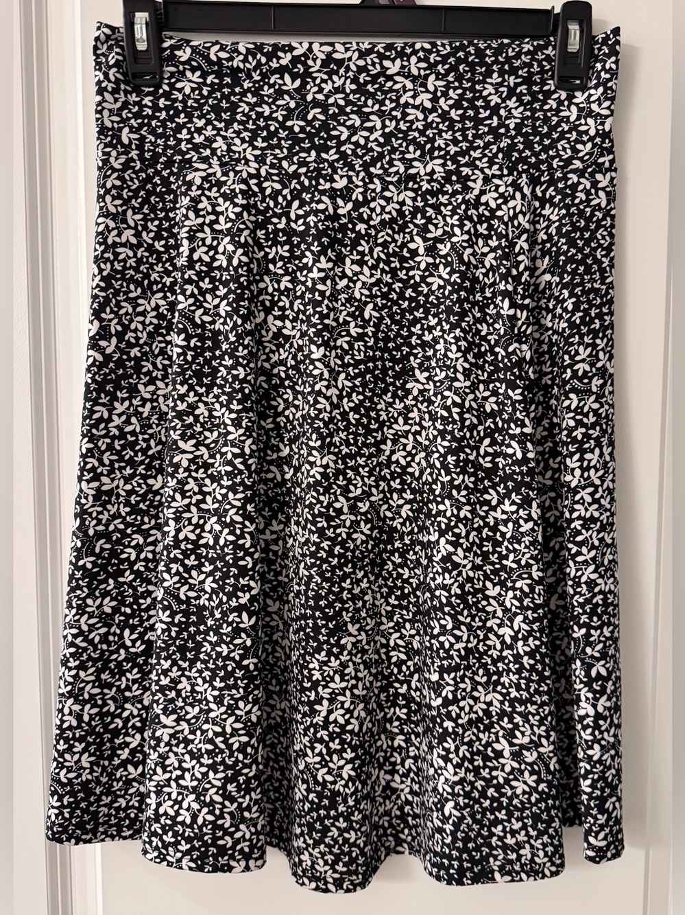 #1312  Jason Maxwell Pull-On Flare Skirt Black with White Floral Pattern Overall